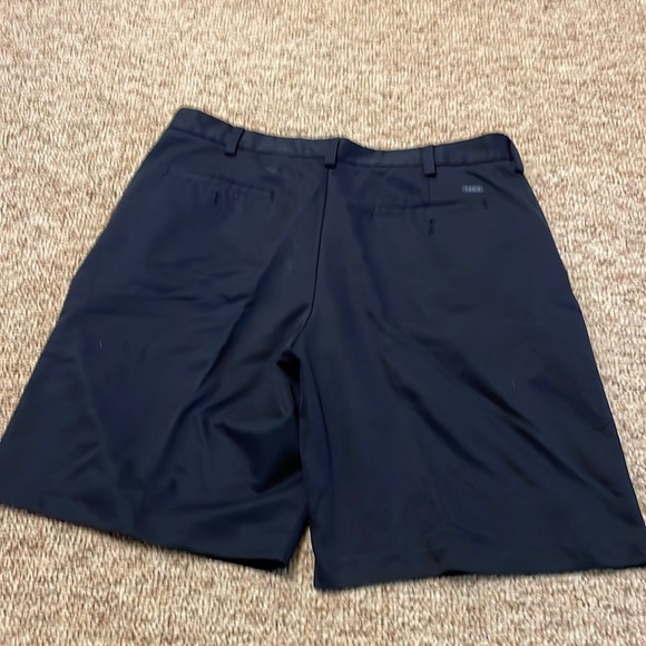 IZOD stretch golf shorts in navy - Picture 2 of 5